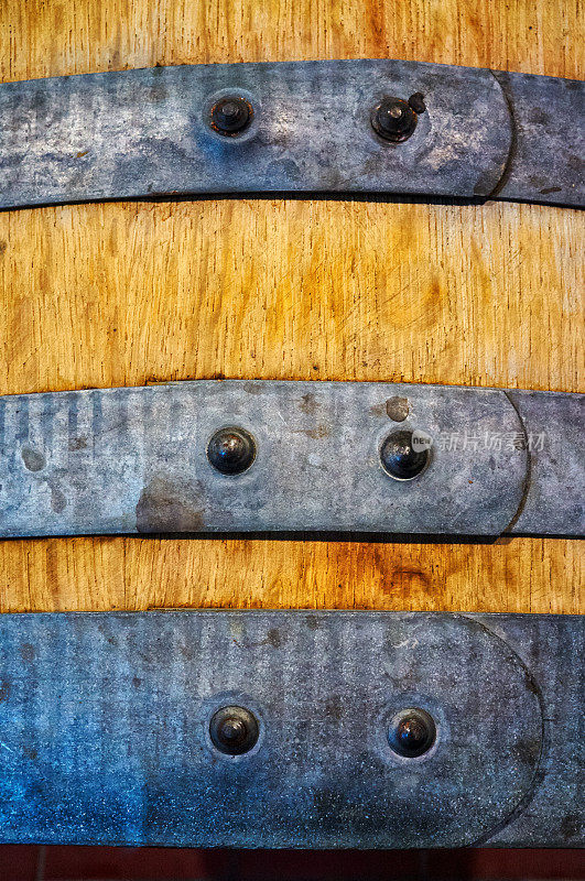 特写的传统橡木酒桶与钢箍连接铆钉