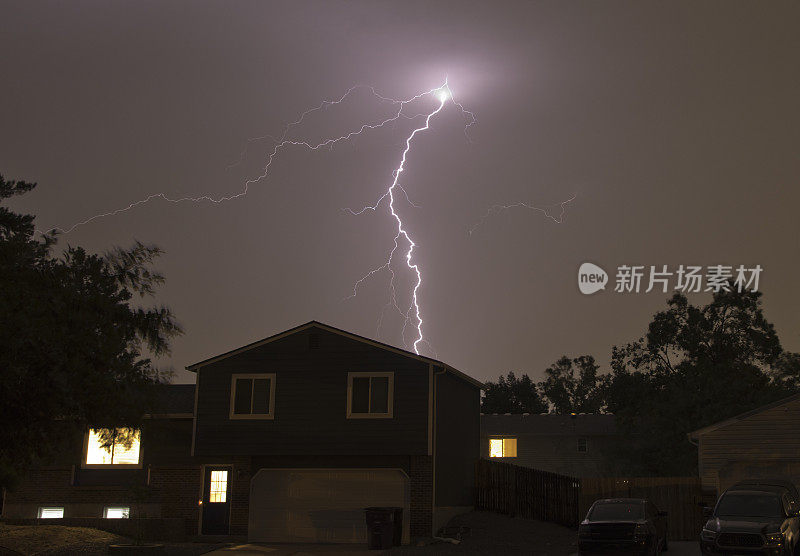 闪电击中科罗拉多州丹佛市附近的房屋