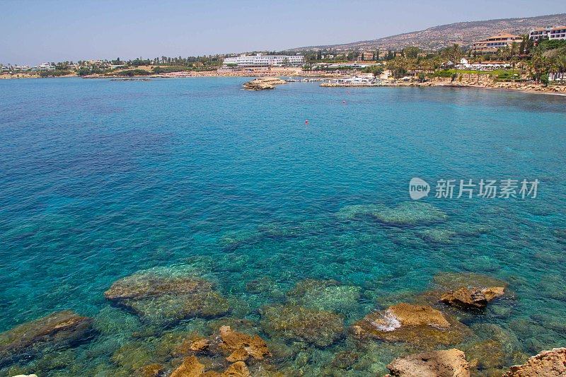 帕福斯海岸清澈的地中海水域