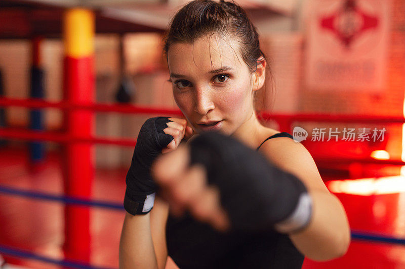 女拳击手在健身房训练