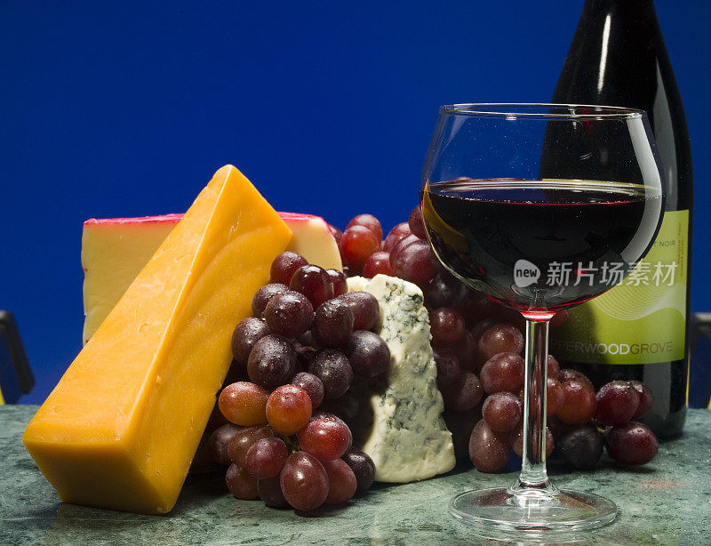 奶酪、葡萄和红酒的静物