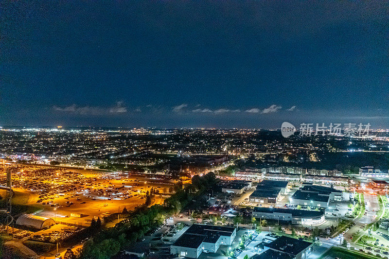 维多利亚白天夜晚的空中城市景观，沃恩，安大略省