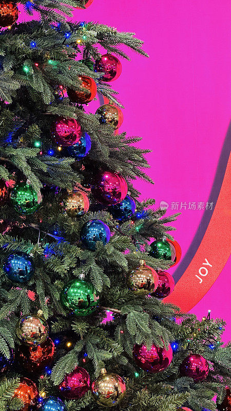 粉色背景的圣诞树