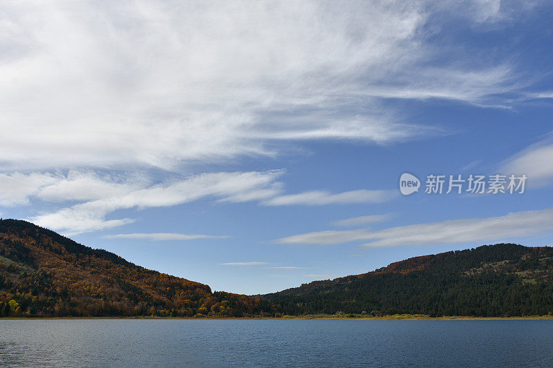 湖泊，森林和天空背景。自然背景