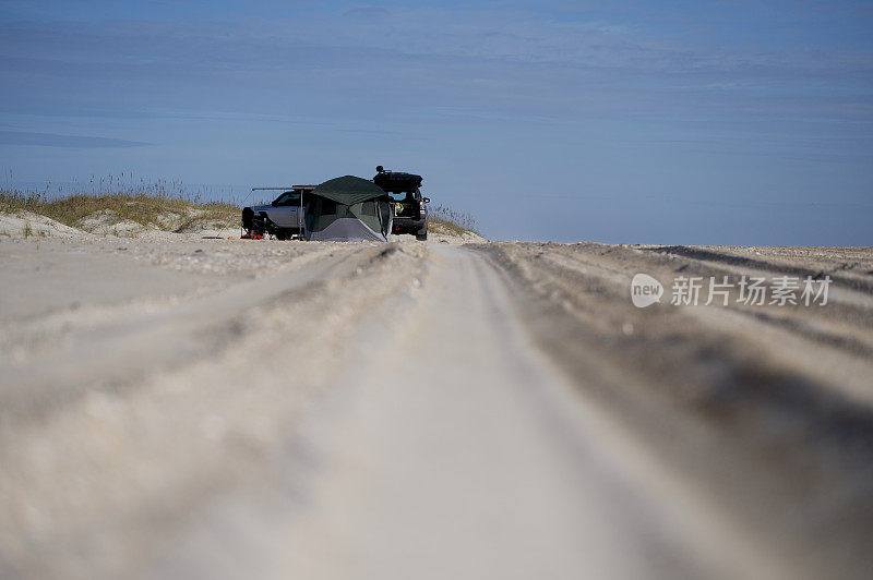 在公路轮胎跑道附近的海滩上露营