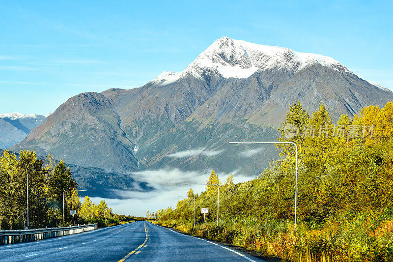 秋天沿着阿拉斯加的丘加奇山脉旅行