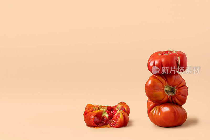 用红色的番茄蔬菜和米色背景上的碎菜来平衡。概念
