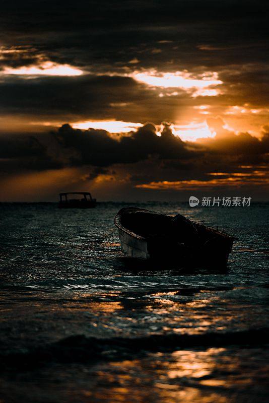 日落时分，加勒比海漂浮船只的景色