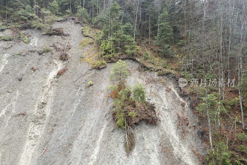 暴雨导致山体滑坡