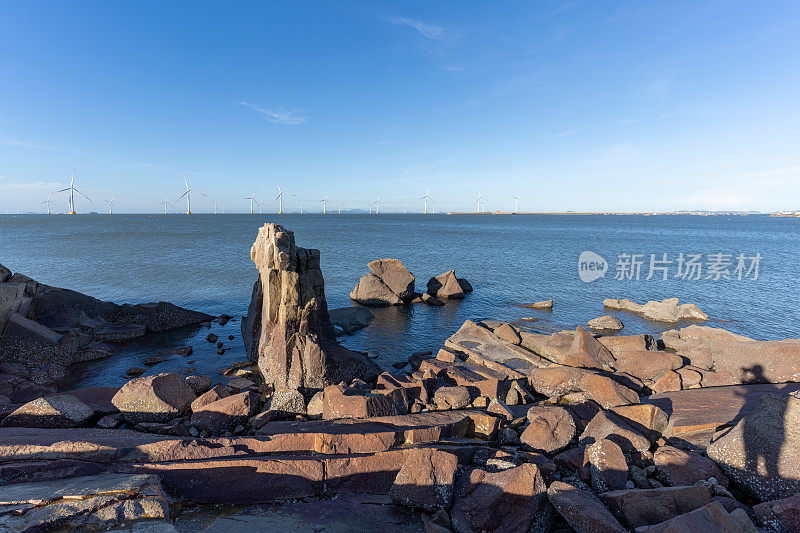 海边有岩石，海中央有风力