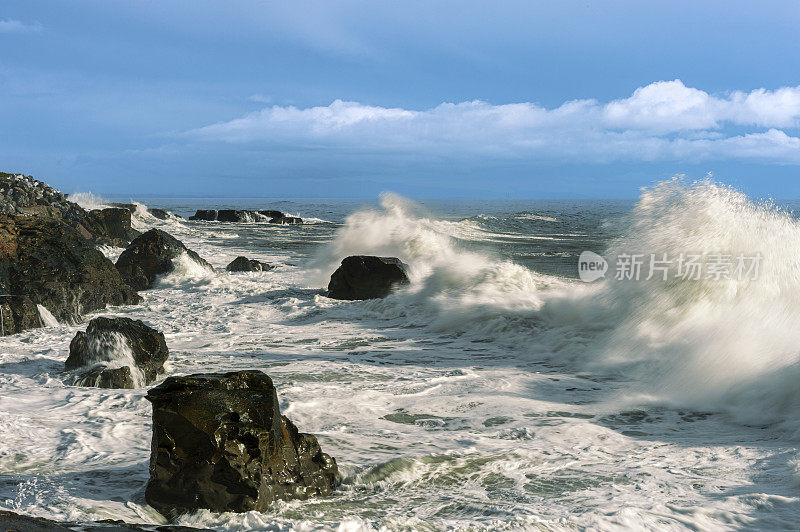 加利福尼亚海岸海滩上汹涌的海浪