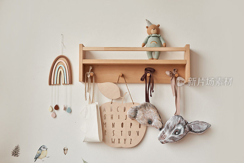 儿童益智木制玩具。育婴室装饰。斯堪的纳维亚风格游戏室