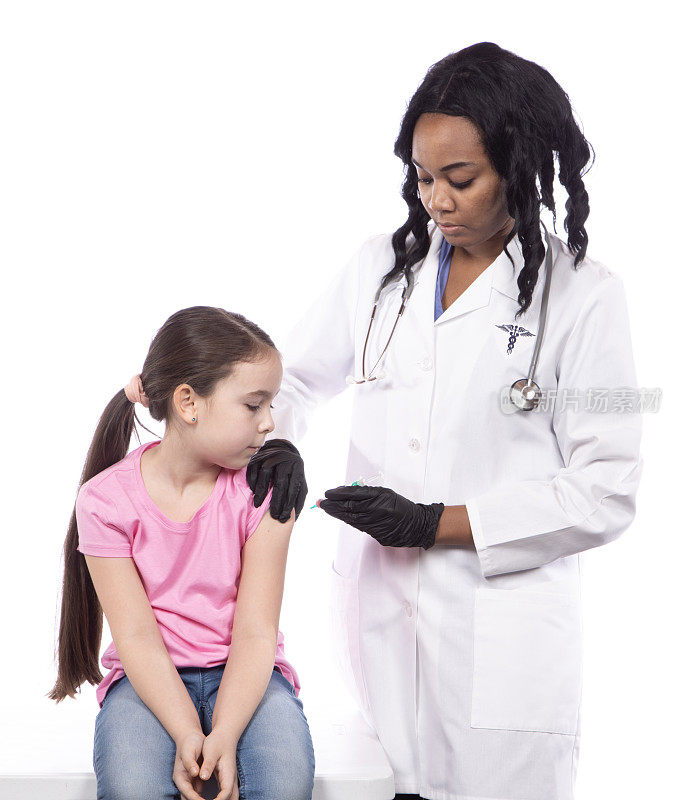 注射流感疫苗的白人女孩看着垂直针头