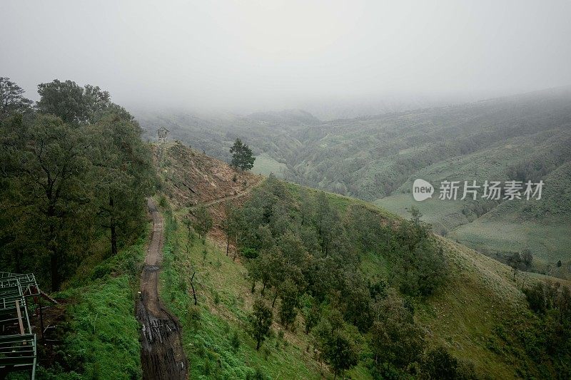 雨季阴天时的Bromo雾山山谷景观