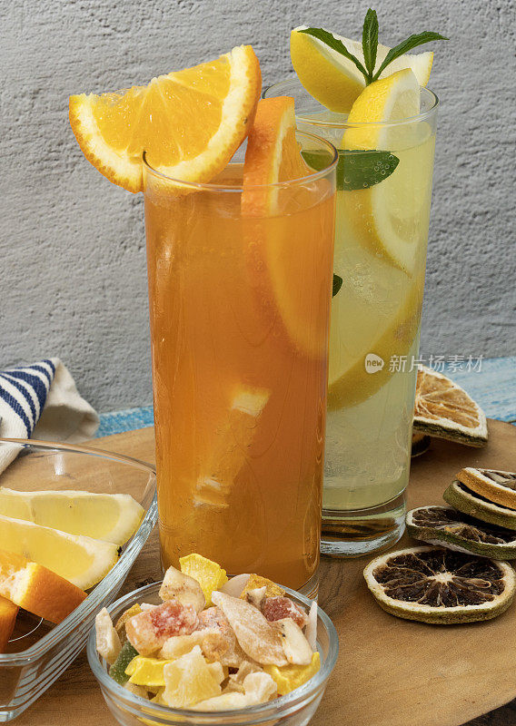 橙汁和柠檬水，加干柠檬和橙片。