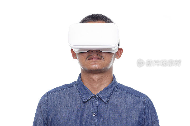 戴着虚拟现实眼镜的男子被隔离在白色背景上