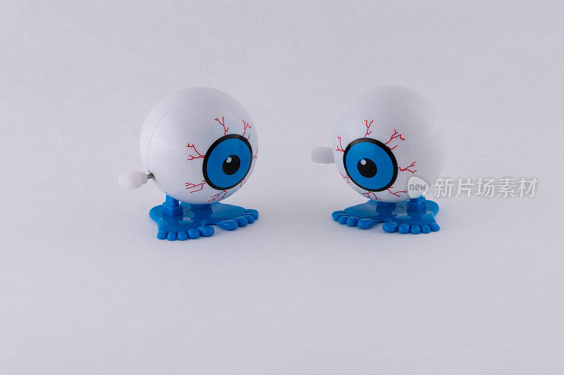 机械咔嗒作响的蓝色眼球玩具孤立在白色背景上