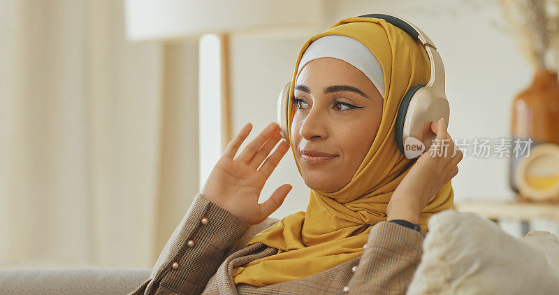 穆斯林，女人和放松的音乐在沙发上，快乐和内容，平静和满足在她的家。伊斯兰教，女孩和播客在沙发上，无忧无虑地休息在客厅的收音机或音轨