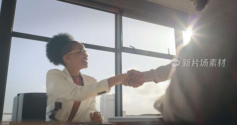 商务人士，谈判会议和黑人妇女握手为客户投资建议或b2b合同交易。人力资源，办公室耀斑或以下视图与招聘人力资源经理面试