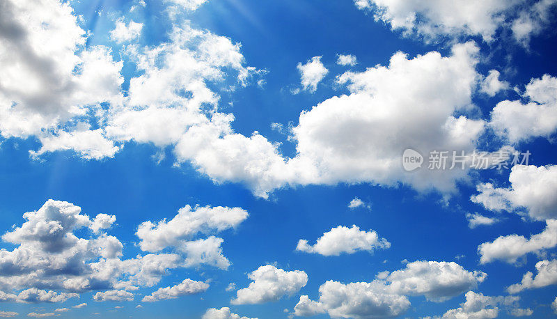 空蓝晴朗的天空与白云的背景