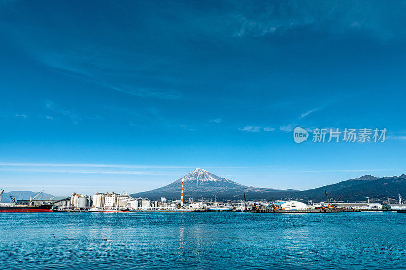 从田谷港看骏河湾工业区和富士山