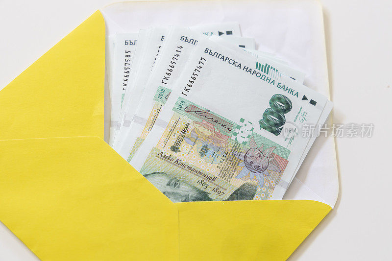 装在黄色信封里的保加利亚100里亚尔钞票
