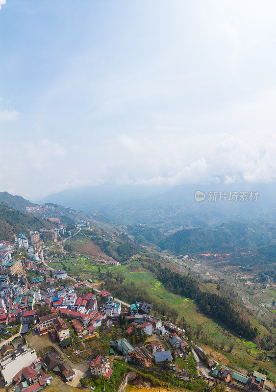 亚洲越南老蔡省萨帕市山城景观鸟瞰图，阳光明媚，夕阳西下，云中山景