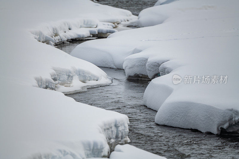 黄石公园拉马尔河岸边的厚厚的积雪