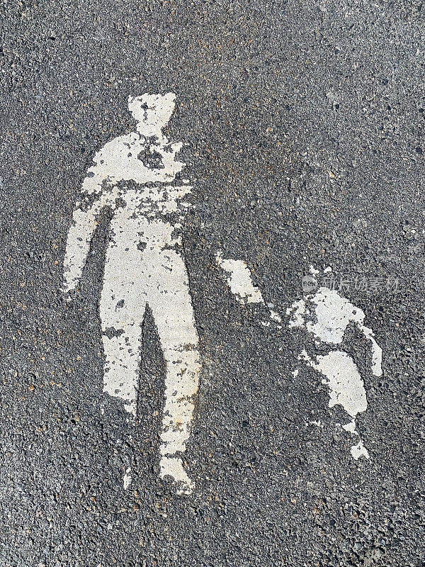 绘制在挪威公共道路上的信息标志，显示父母和孩子在行走，并指示人行道。图片显示油漆破损