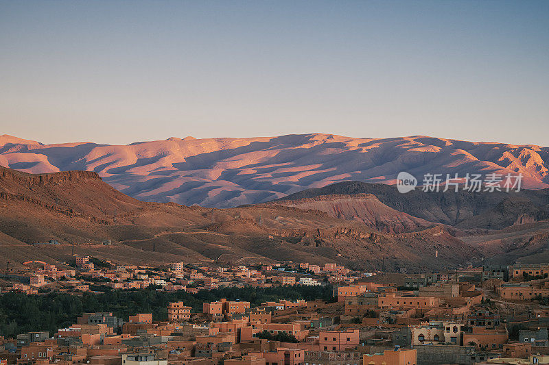 北非阿特拉斯山的早晨，摩洛哥布马纳戴德斯的卡斯巴和村庄