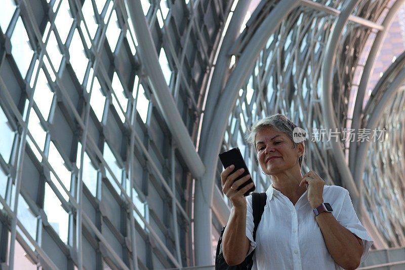 一个成熟的女人在大城市里旅行