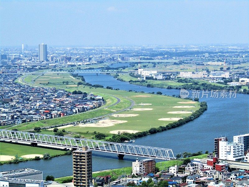 日本。8月。鸟瞰大东京与横跨江户川的铁路桥。