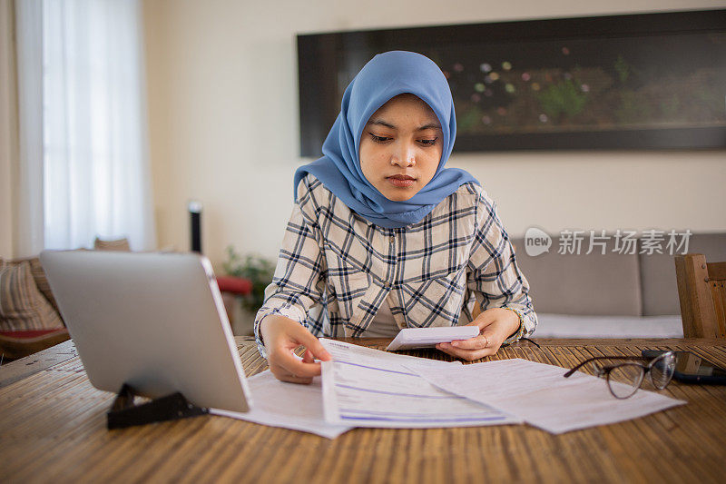 年轻女子正在处理文书工作