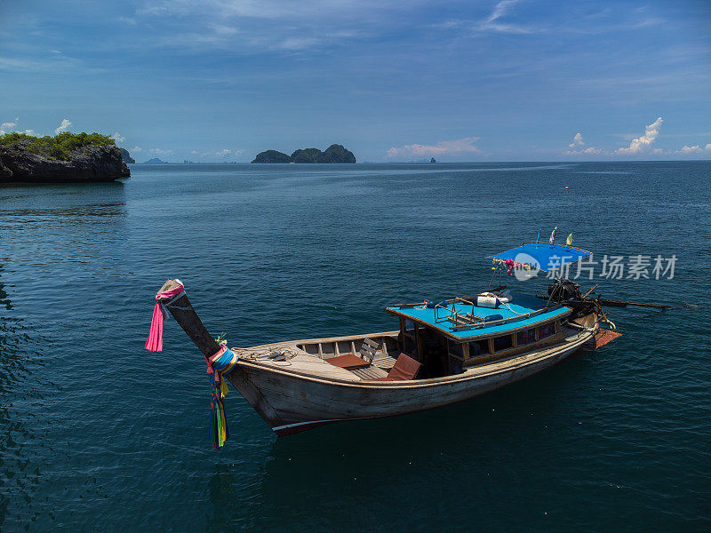 鸟瞰热带岛屿美丽的绿色泻湖和白色沙滩，环绕着石灰岩，泰国甲米洪岛