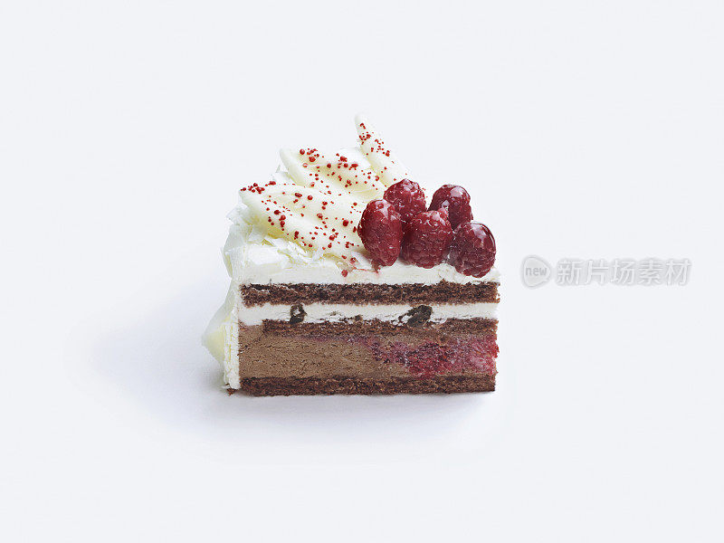 一块巧克力草莓蛋糕。在白色背景上