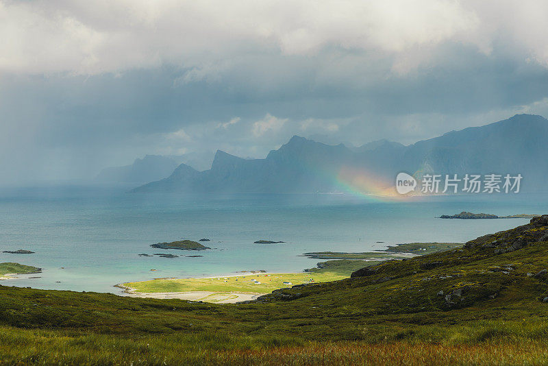 罗弗敦群岛戏剧性的夏季景观，大海，山脉和天空中的彩虹