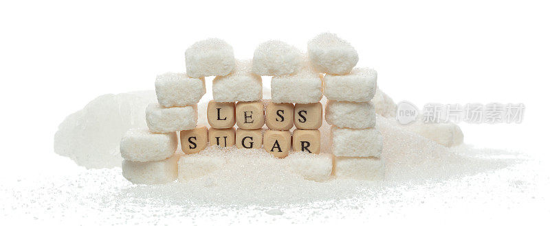 少糖字母单词头在一堆精制糖。糖尿病概念减少甜食饮料。少糖字母单词的甜味剂类型。白底隔离