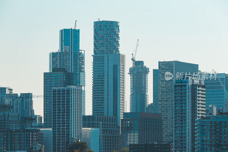 伦敦码头区正在建设的现代未来城市天际线