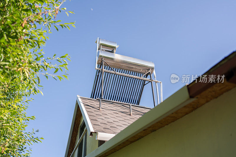 屋顶上的太阳能热水器面板