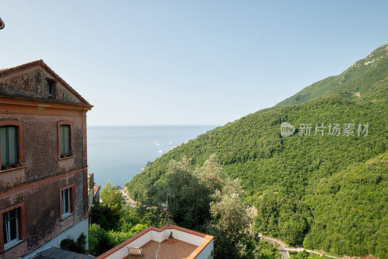 在意大利阿马尔菲海岸的莱托，一瞥房屋和全景