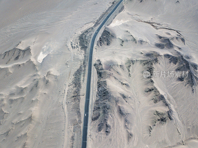 塔克拉玛干沙漠和天山之间有一条公路