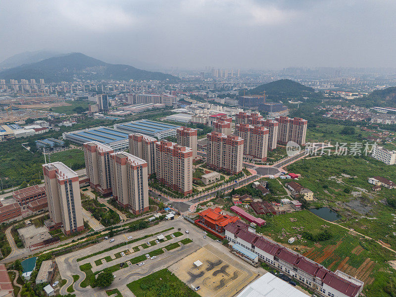 郊区住宅楼和高速公路鸟瞰图