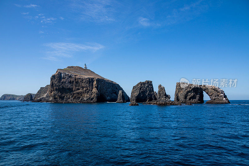加州海峡群岛国家公园阿纳卡帕岛尽头的拱门和岩石