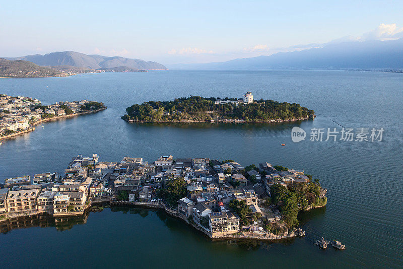 中国云南双朗的村庄和湖泊。