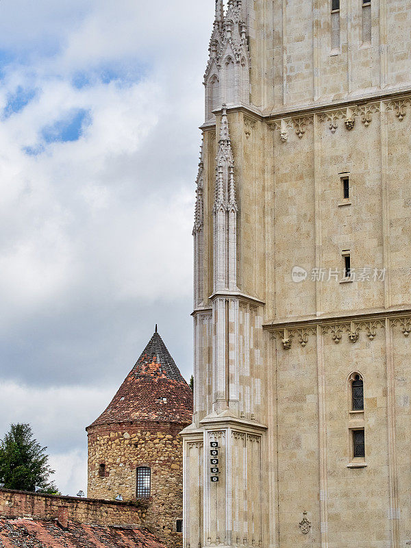 萨格勒布大教堂的侧面和防御工事的塔楼。克罗地亚,欧洲