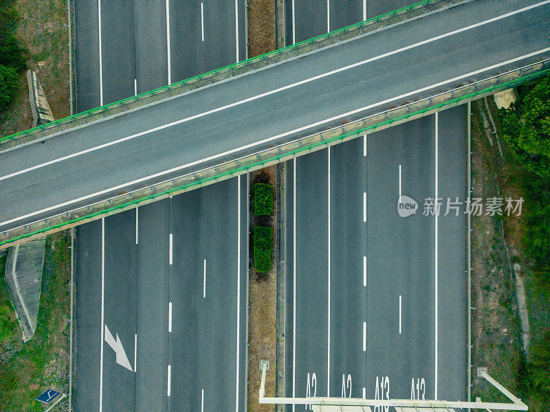 高速公路上空的航拍图像，以及与葡萄牙南部其他目的地的不同连接