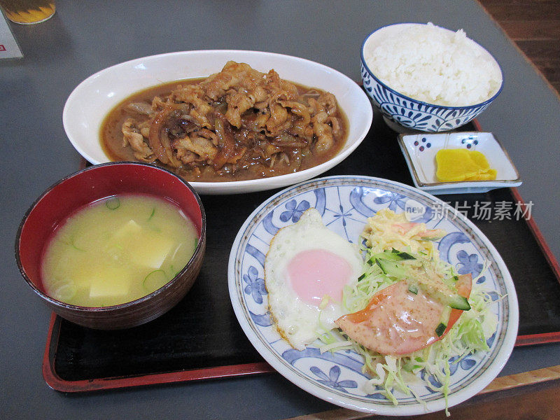 “五花肉烧饼套餐”来自熊本县熊本市南区约南町的著名套餐餐厅“鸡眼台”