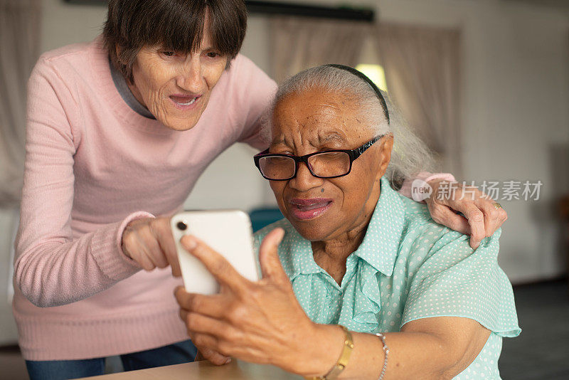 老年人、女性和手机或为网上聊天而困惑，为退休、交友或发短信而阅读。女性，数字设备和通信电子邮件或思考，社交媒体或技术