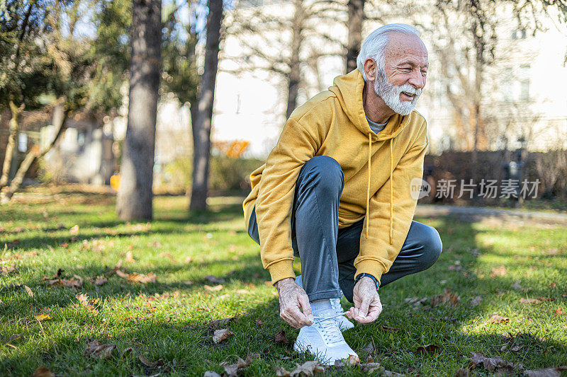 老人在运动鞋上系鞋带