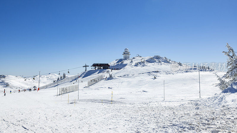 波斯尼亚和黑塞哥维那Jahorina滑雪场的滑雪者